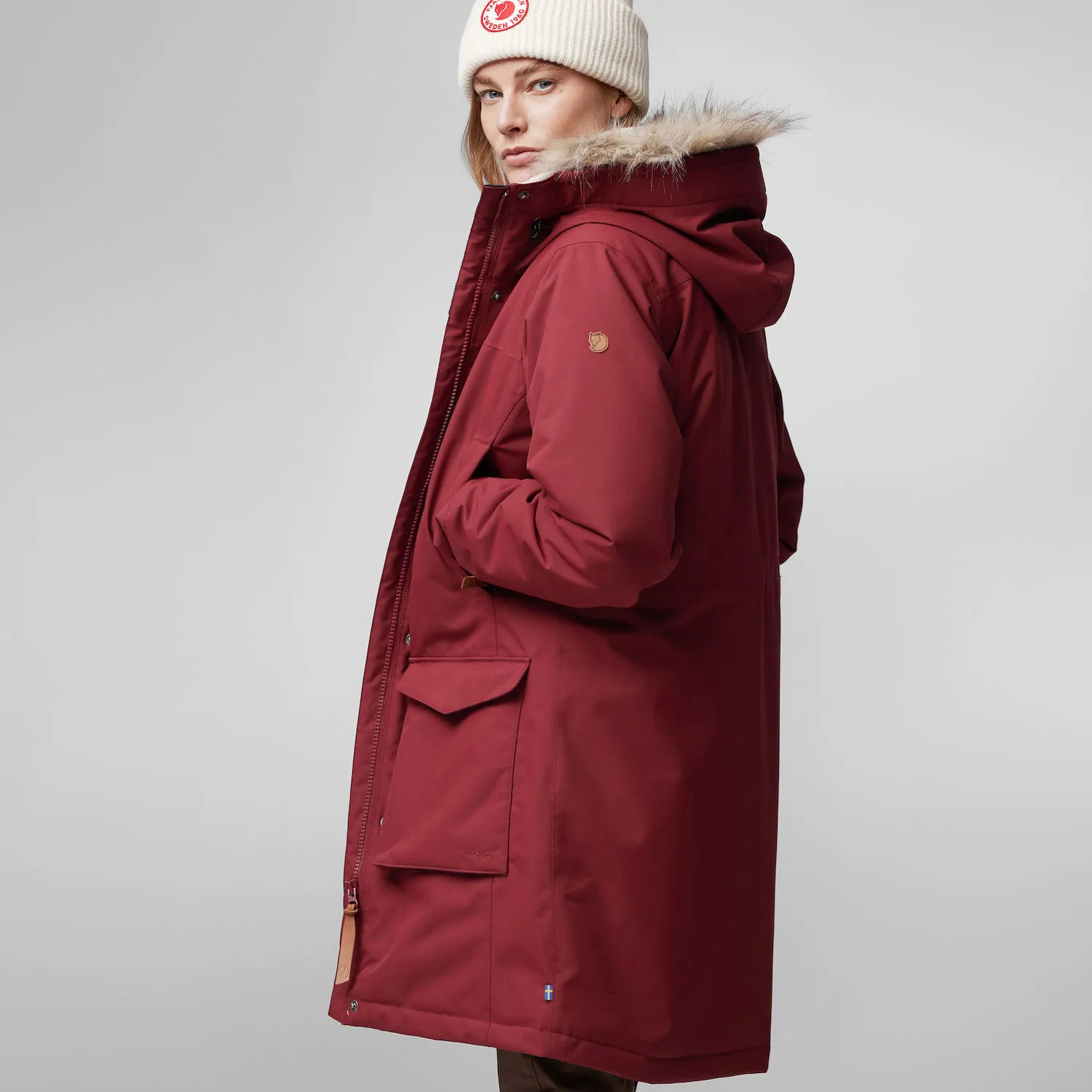 Fjällräven Women's Nuuk Lite Parka Bordeaux Red | Buy Fjällräven Women's Nuuk Lite Parka Bordeaux Red here | Outnorth